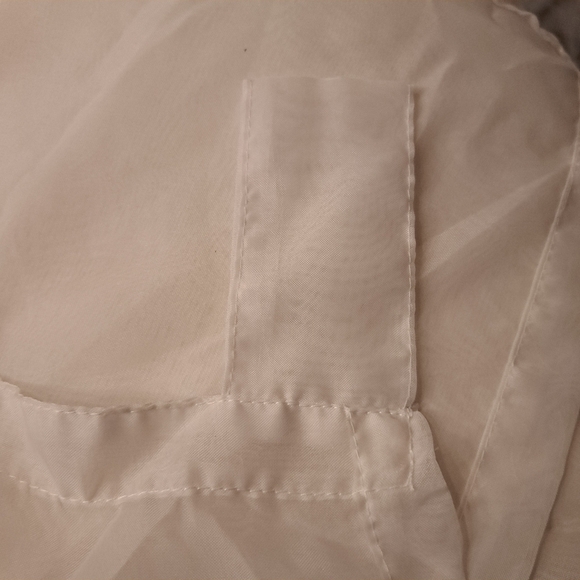 2 panels of sheer curtains - Picture 2 of 5